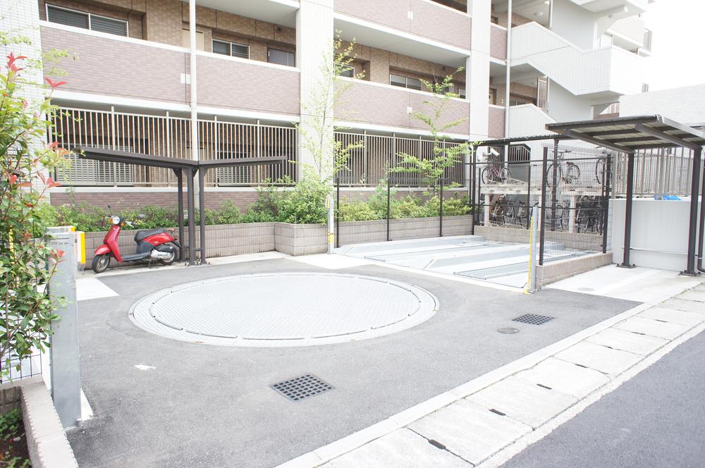 Parking lot. Immediate Available 						 / 							System kitchen 						 / 							Bathroom Dryer 						 / 							Yang per good 						 / 							A quiet residential area 						 / 							Washbasin with shower 						 / 							Face-to-face kitchen 						 / 							Security enhancement 						 / 							Self-propelled parking 						 / 							Southeast direction 						 / 							Bicycle-parking space 						 / 							Elevator 						 / 							High speed Internet correspondence 						 / 							TV monitor interphone 						 / 							High-function toilet 						 / 							All living room flooring 						 / 							Dish washing dryer 						 / 							Pets Negotiable 						 / 							BS ・ CS ・ CATV 						 / 							Floor heating 						 / 							Delivery Box 						 / 							Bike shelter 						 / 							Movable partition