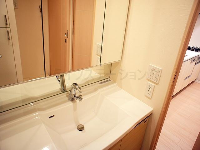 Wash basin, toilet. Indoor (11 May 2013) Shooting