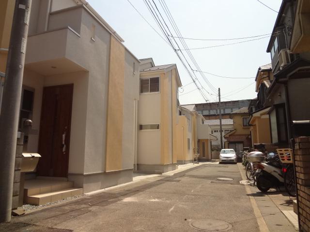 Local photos, including front road. Roads and flat