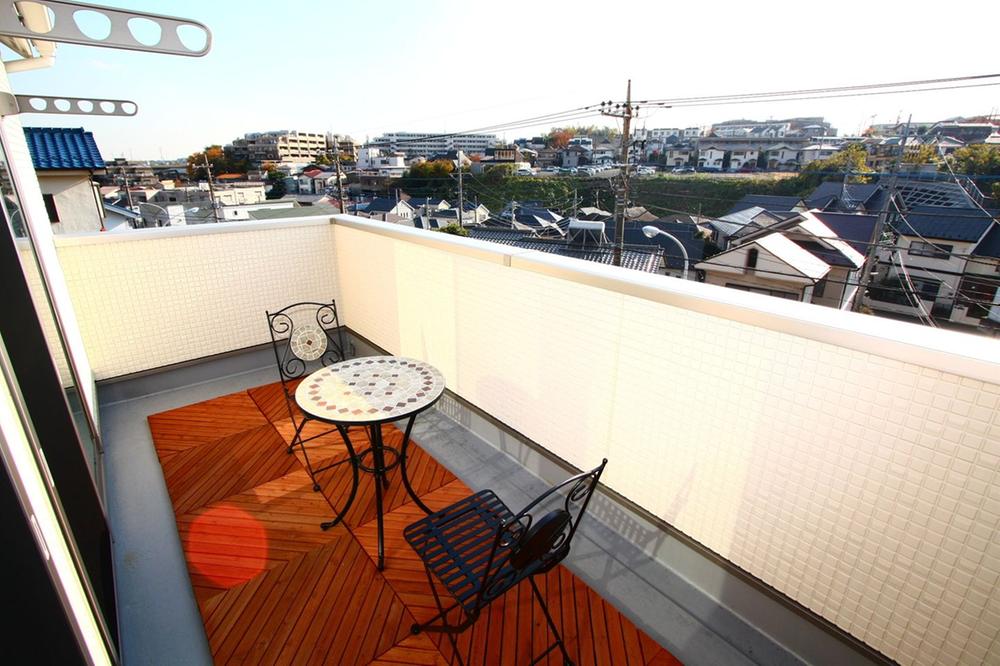 Balcony. Please afternoon tea time on the balcony of the depth of the room.