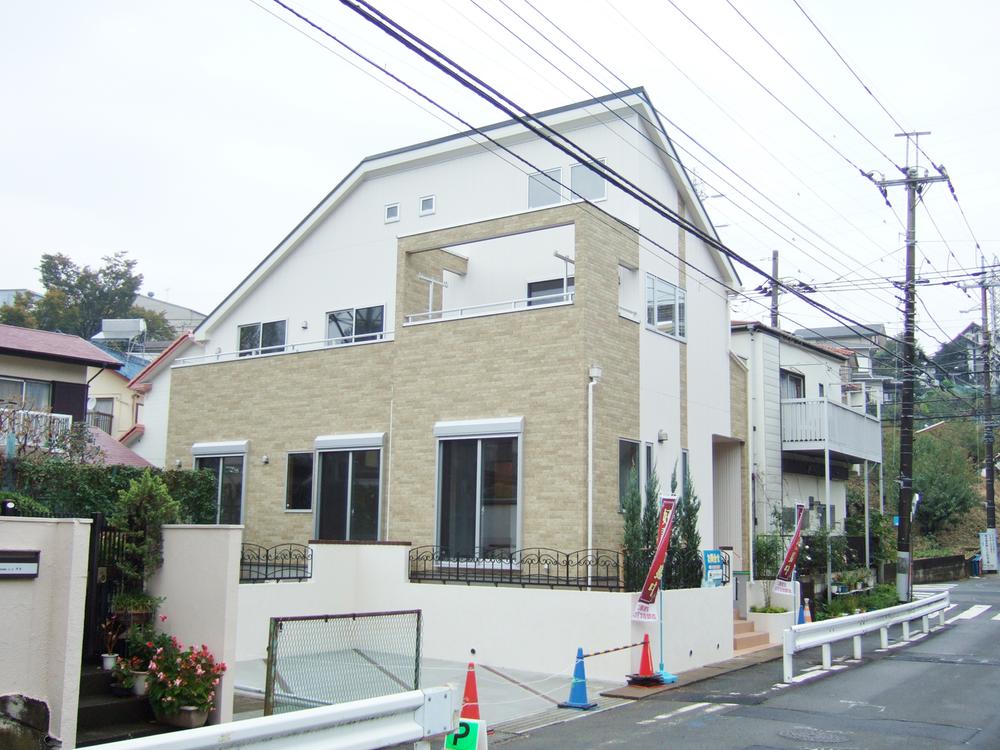 Local appearance photo. Southeast ・ Southwest side is released per day is good.