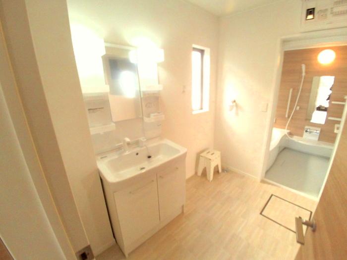 Wash basin, toilet. Shampoo dresser (C Building)