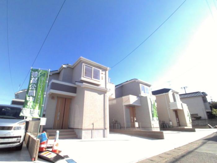 Local appearance photo. Green is the line "Kita Yamata" station 14 mins