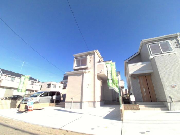 Local photos, including front road. Siemens to public road 5M