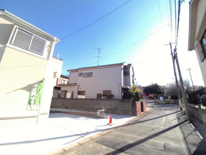 Local photos, including front road. Building 20-year warranty