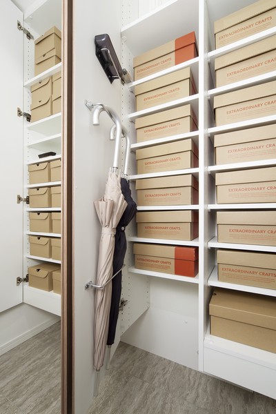 Directions to the model room (a word from the person in charge)