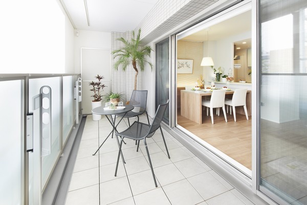 Balcony provided with a depth of about 1.9m. Because of the depth, Also ensure the size of the room at a such as tables and chairs. You can also enjoy how to use, such as the living room of the continuation