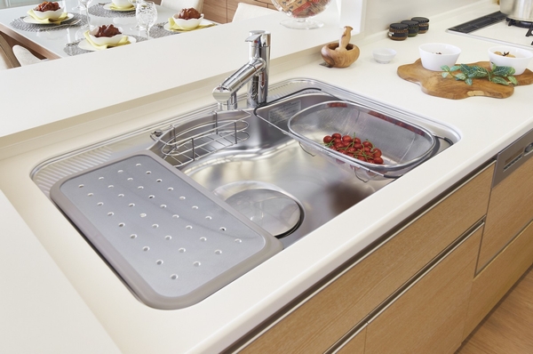 Low noise sink ・ Water purifier integrated hand shower faucet. Sink provided with a wide width low-noise design, Since the hand shower faucet, Convenient cleaning around every day of the sink