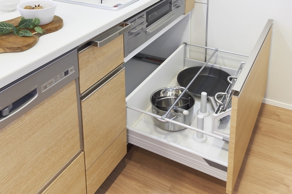 Directions to the model room (a word from the person in charge)