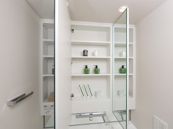 Bathing-wash room.  [Vanity (three-sided mirror back storage)] The three-sided mirror back, Adopt a cabinet that can organize, such as cosmetic products and accessories and clean.