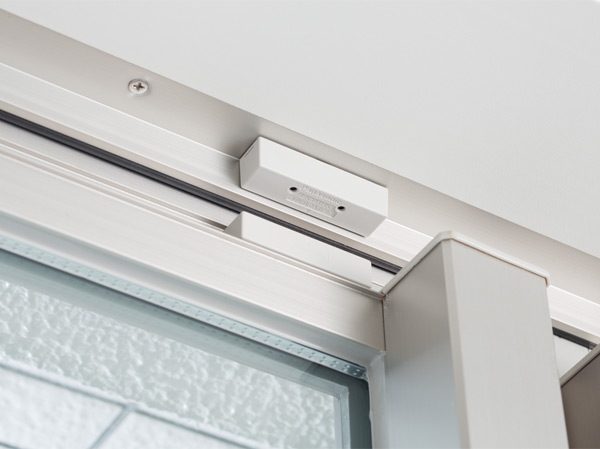 Security.  [Security sensors] Entrance and installed in the sash opening of some dwelling unit (FIX window ・ Except for the surface lattice window). Sensing a suspicious person of intrusion, Automatically reported to the security company.  ※ Same specifications