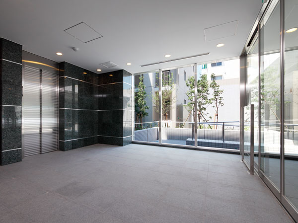 Shared facilities.  [Entrance Hall, which was nestled in the green and light] It was put in the approach that follows from the entrance to the house is, I thought that "leads to a live person the deep relaxation". Among them, entrance hall, It is possible to admire the green of the Sanctuary Garden, It was aimed at fine space. The feet and the wall, Arranged natural stone, It represents the dignity of a Residence. (Entrance Hall photo)