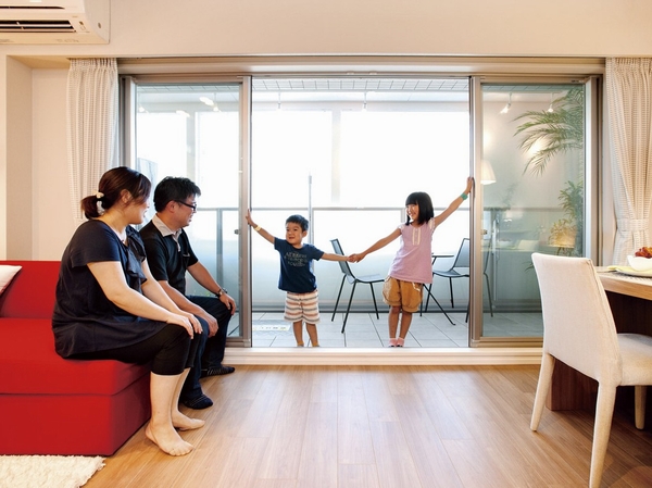 Wide sash windows with comfort at the center open to double. It is on the balcony side has spread residential area, Can feel the rich light and the wind has become a room space (in the model room, Buyer H's family)