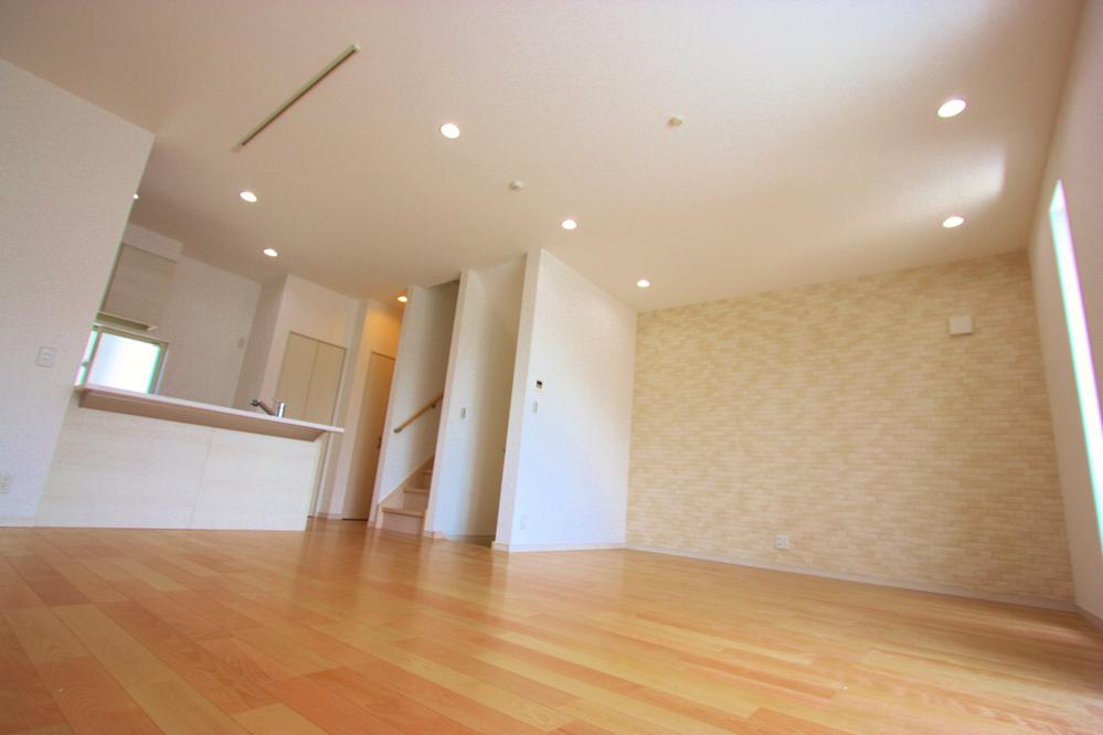 Same specifications photos (living). Large space of the ceiling height of about 2.7m!