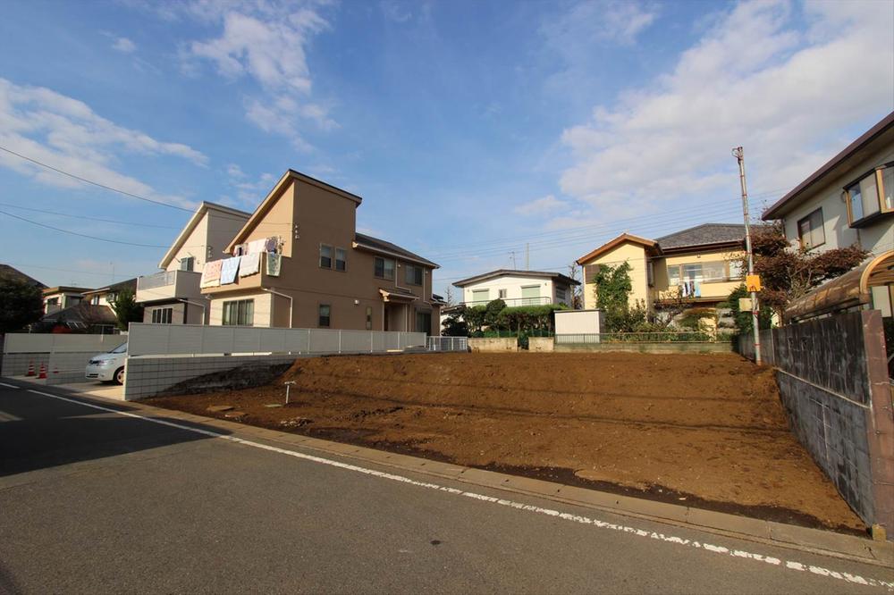 Local photos, including front road. Front road 6m public roads! Difference in height is also almost no, Flat terrain!