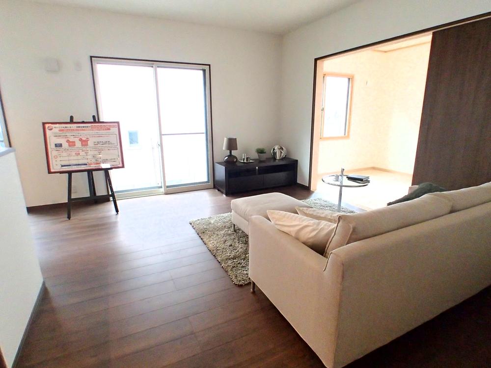 Living. Face-to-face kitchen that can dishes while watching the children play in the living room