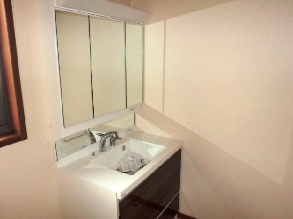 Wash basin, toilet. Wash basin