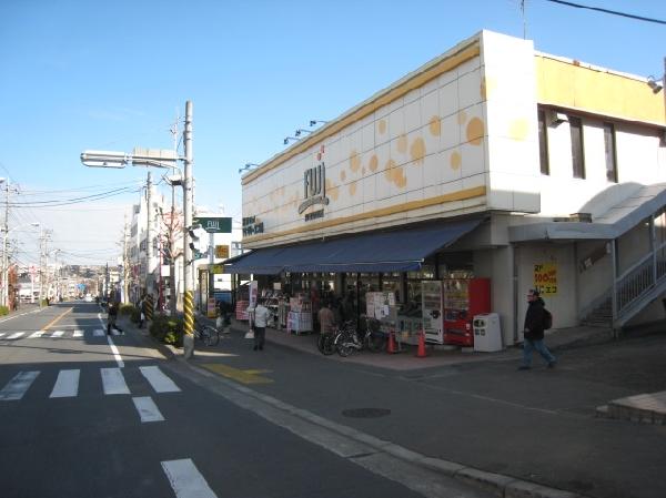 Supermarket. 800m to Fuji Super
