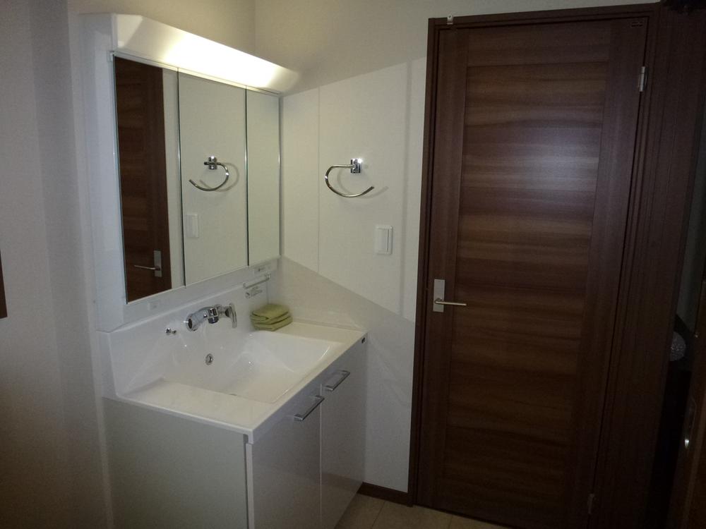 Wash basin, toilet. (25 Building) same specification