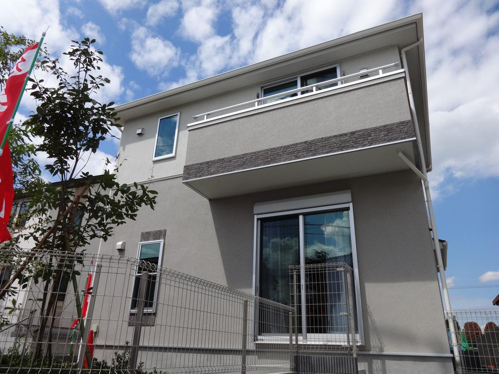 Same specifications photos (appearance). Front road is a feeling of freedom preeminent because there six meters width