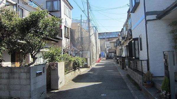 Local photos, including front road. The front is a quiet road.
