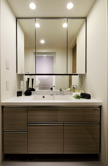 Bathing-wash room.  [Powder Room] With a sophisticated functional beauty, sanitary. Bathroom vanity with a top plate Square ball and integrated artificial marble finish. No dirt of the groove of the top plate and the ball, Also easy daily cleaning.