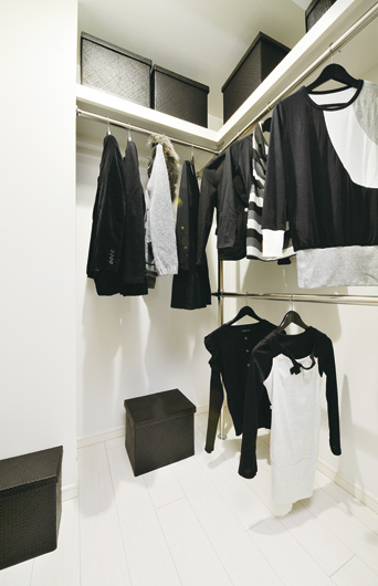 Receipt.  [Walk-in closet] As a Western-style housing, Provide a walk-in closet in which a shelf board on a hanger pipe and the top. Outfit, To clean and organize the small items.