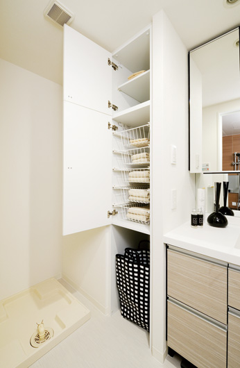 Bathing-wash room.  [Linen cabinet] Efficient use of the limited space. Bottom open space is available in the laundry box, etc..