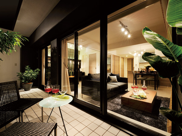 Living.  [Balcony depth (core s) up to about 2.0m] Balcony of depth (the core people) was made up to about 2.0m in order to increase the sense of openness. It has secured a room where you can enjoy as outdoor space that follows from gardening and living.