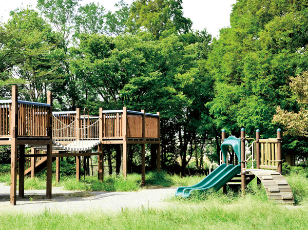 Surrounding environment. Takatsu park (6-minute walk / Since about 430m) Takatsu park is on the rugged hills, Characterized by the west side of Tama Plaza Station side of the view is great from the park. There is a wooden composite playground equipment with a bridge to be wobbling in the center of the park.