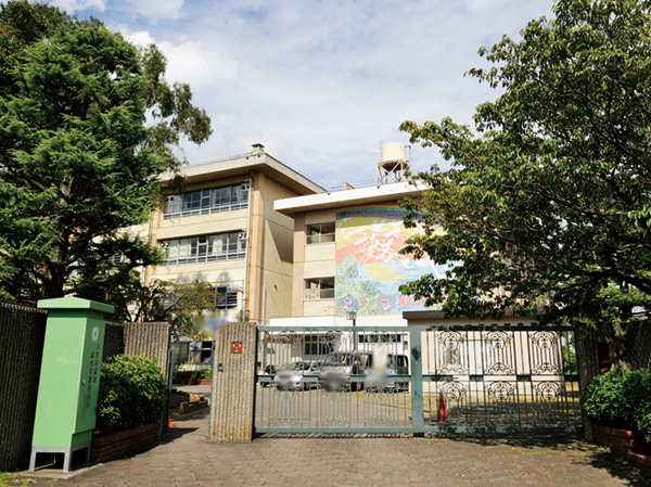 Surrounding environment. City Arima junior high school (13 mins / About 980m)
