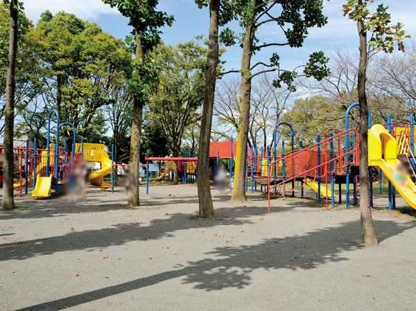 Surrounding environment. Saginuma park (a 9-minute walk / About 690m) lush park to enjoy the cherry blossoms from the station. In the park using the undulating hills, Shigeru' was thick fine cherry trees go when the stem through the inside of the trees are lined lot, Cherry tunnel greets you in the spring.