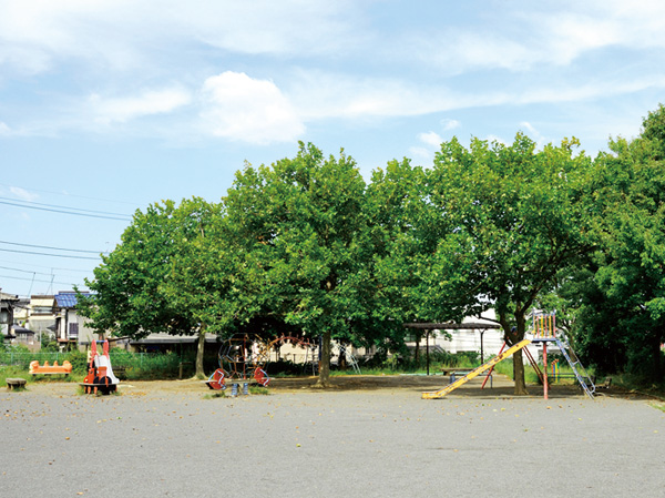 Surrounding environment. Arima Sakura Park (a 3-minute walk / On a hill that slopes to about 200m) west direction, Implanted cherry whopping 50 or more. Each of cherry, Adorned with exciting slopes portrays while wearing a height difference.