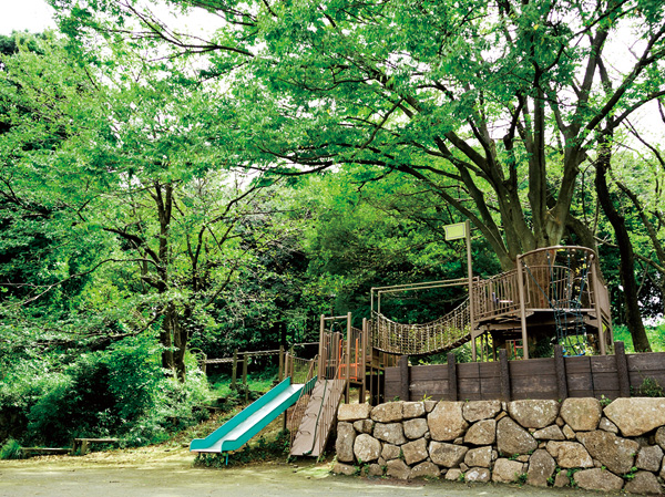 Surrounding environment. Arima Furusato Park (8-minute walk / About 610m) in a quiet residential area, Park have been made using the slope of a mountain virgin forest, such as oak and zelkova trees grow, You can enjoy nature and or climb a tree or take the acorns. Seasonal flowers can enjoy because some wisteria bloom cherry blossoms in spring.