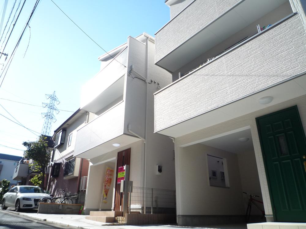 Local photos, including front road. The left side is the subject property.