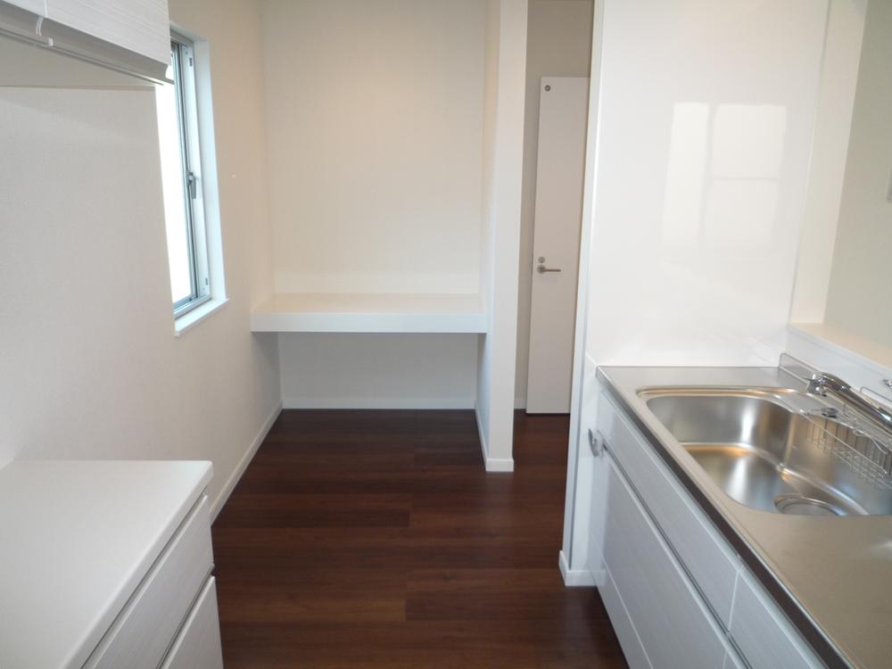 Other introspection. There is a housekeeping corner in the kitchen next to.