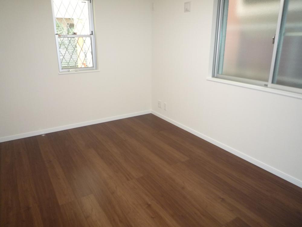 Non-living room. The first floor service room.