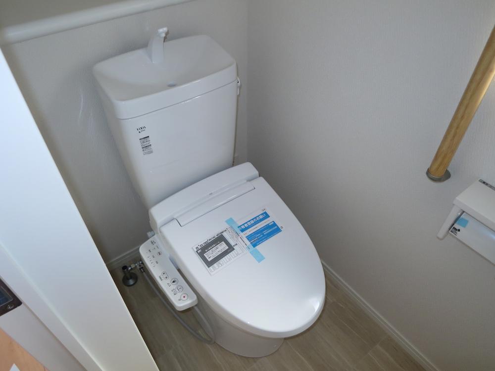 Toilet. Local (11 May 2013) Shooting