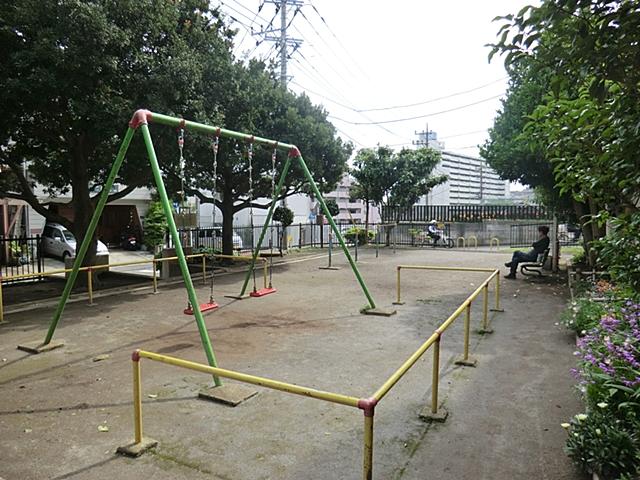 park. Arima 400m until chome park