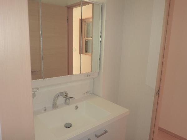 Wash basin, toilet. bathroom