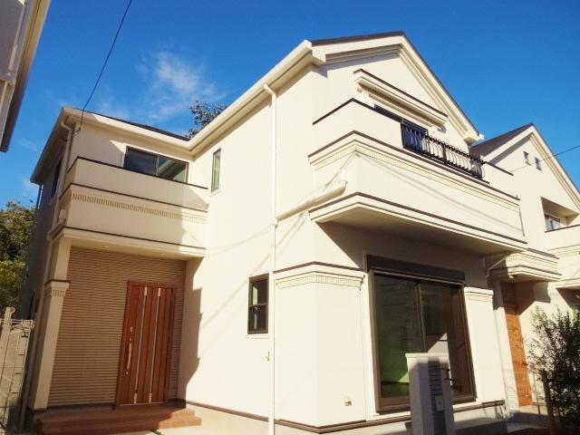 Local appearance photo. Mansion of chalk in the fashionable