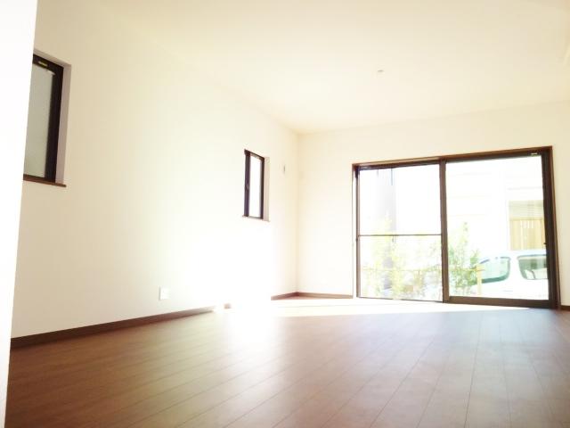 Living. Bright and airy LD 18.6 Pledge!