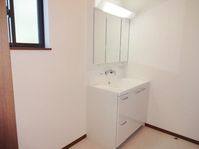 Wash basin, toilet. Washroom