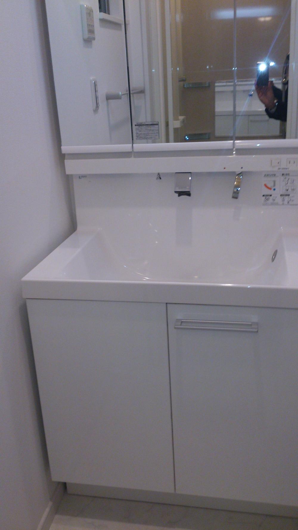 Wash basin, toilet. Indoor (March 2013) Shooting