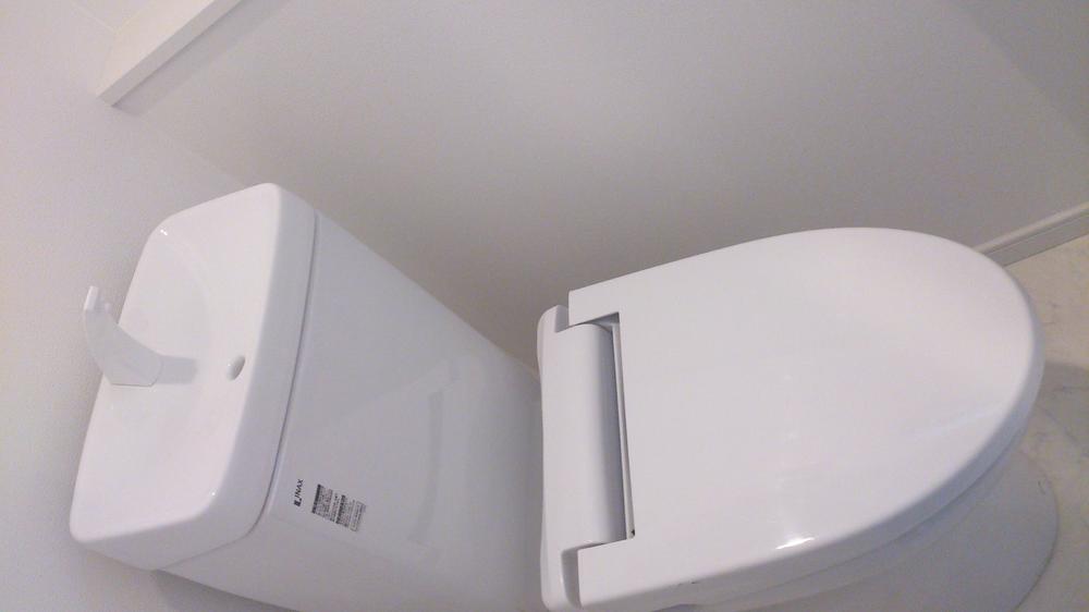 Toilet. Indoor (10 May 2013) Shooting