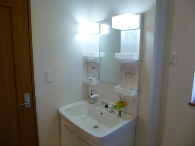 Wash basin, toilet. It is the washstand of the shower type