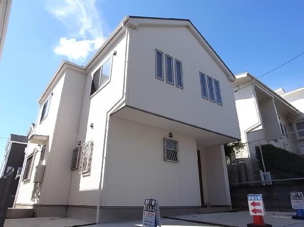 Local appearance photo. Stylish appearance.