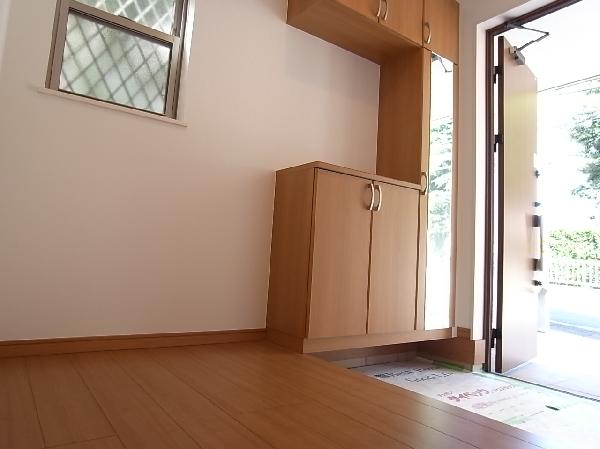 Receipt. Plenty entrance storage!