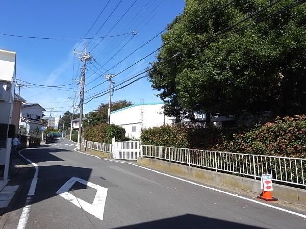 Local photos, including front road. Small front road of traffic is 7m, Thank feeling of freedom.