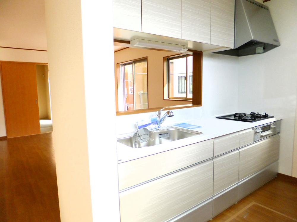 Same specifications photo (kitchen). Counter kitchen where you can enjoy a conversation while cooking, I feel close a more family.